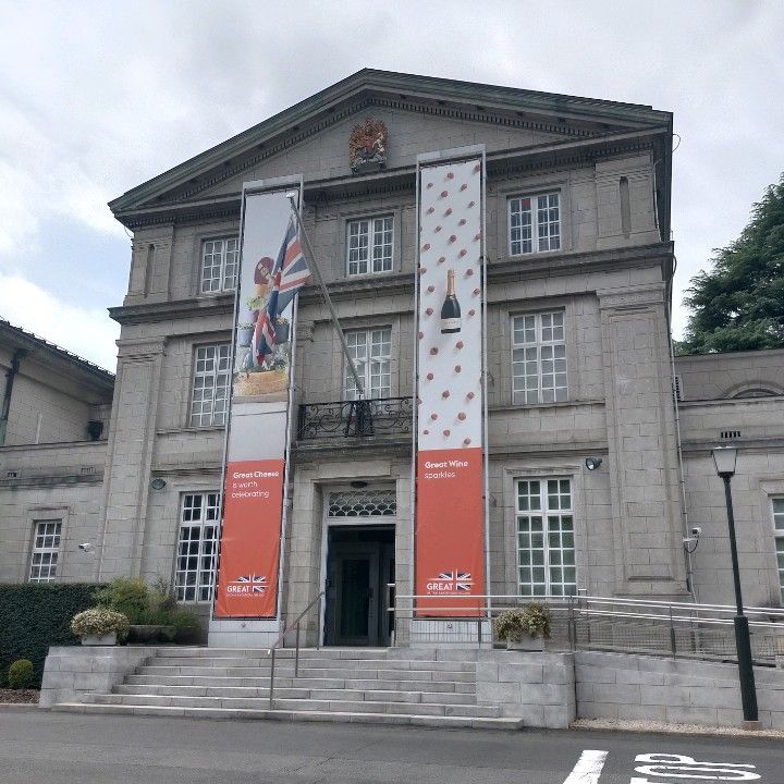 英国大使館での会議に参加